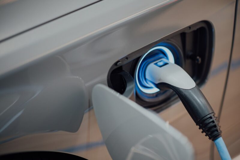 Optimal Pleje af Din Tesla: Sådan Vedligeholder du og Bruger en Tesla Oplader